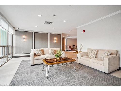 1002-5080 Pinedale Avenue, Burlington, ON - Indoor Photo Showing Living Room