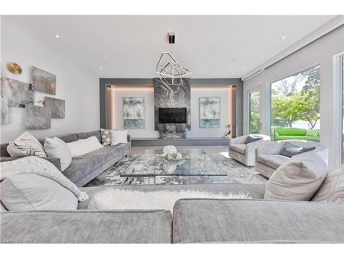 2250 Chancery Lane W, Oakville, ON - Indoor Photo Showing Living Room