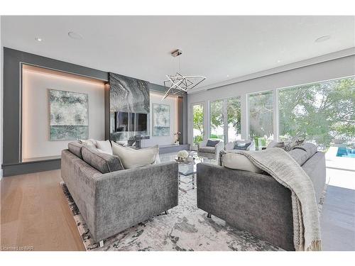 2250 Chancery Lane W, Oakville, ON - Indoor Photo Showing Living Room