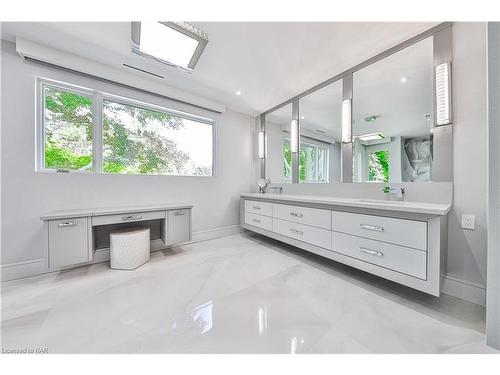 2250 Chancery Lane W, Oakville, ON - Indoor Photo Showing Bathroom