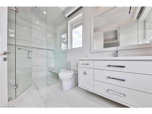 2250 Chancery Lane W, Oakville, ON - Indoor Photo Showing Bathroom