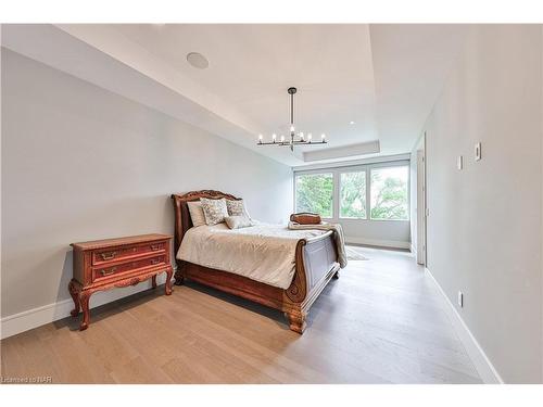 2250 Chancery Lane W, Oakville, ON - Indoor Photo Showing Bedroom