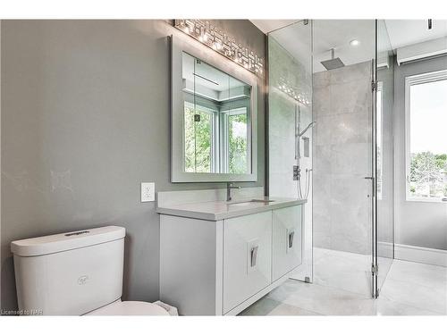 2250 Chancery Lane W, Oakville, ON - Indoor Photo Showing Bathroom