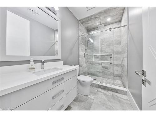 2250 Chancery Lane W, Oakville, ON - Indoor Photo Showing Bathroom