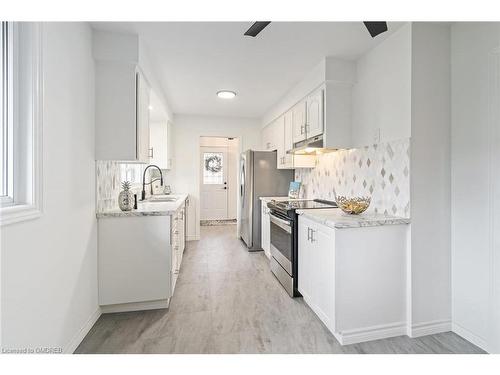 30 Regan Crescent, Georgetown, ON - Indoor Photo Showing Kitchen With Upgraded Kitchen