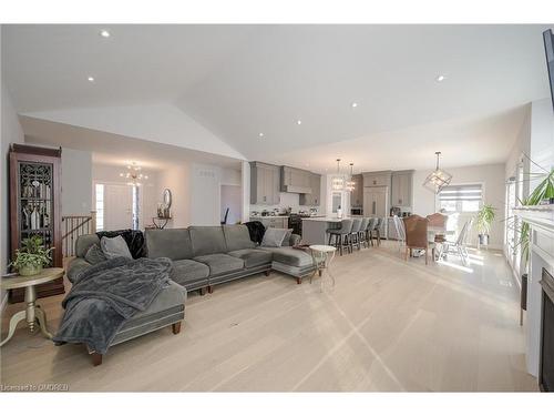 980 Webber Road, Fenwick, ON - Indoor Photo Showing Living Room