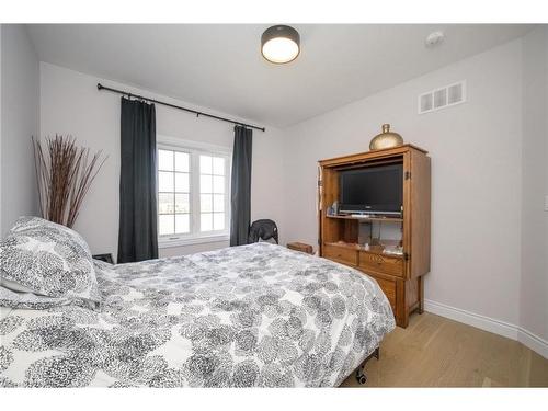 980 Webber Road, Fenwick, ON - Indoor Photo Showing Bedroom