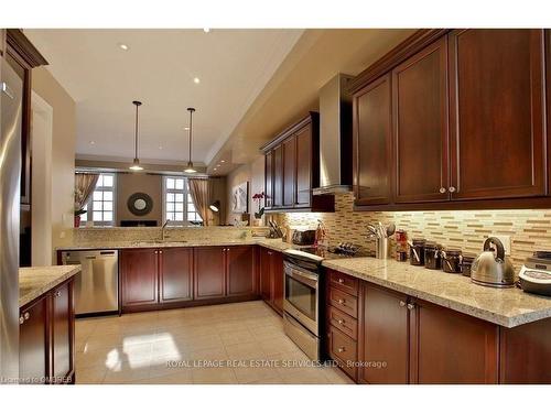 13-120 Bronte Road, Oakville, ON - Indoor Photo Showing Kitchen With Upgraded Kitchen