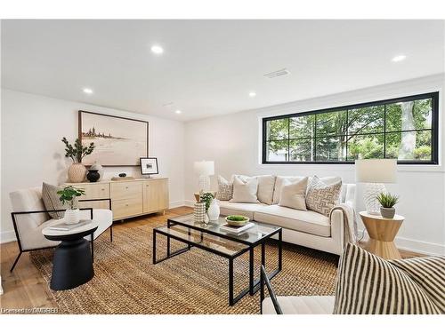 5135 Mulberry Drive, Burlington, ON - Indoor Photo Showing Living Room