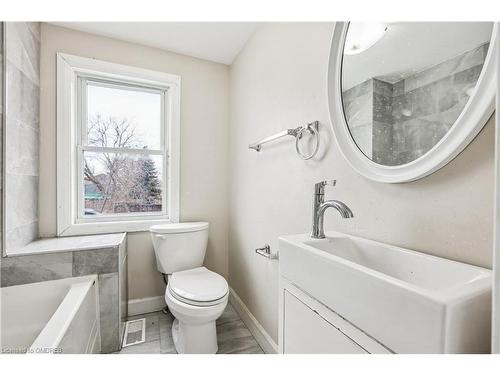 2-19 Bailey Street, St. Catharines, ON - Indoor Photo Showing Bathroom