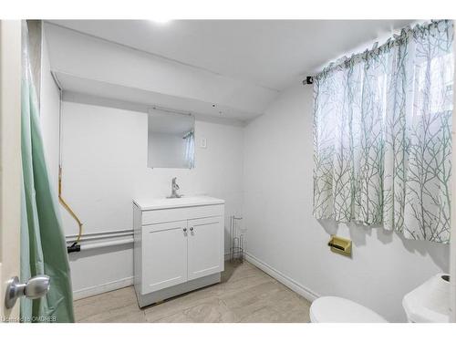 Lower-559 Upper Sherman Avenue, Hamilton, ON - Indoor Photo Showing Bathroom