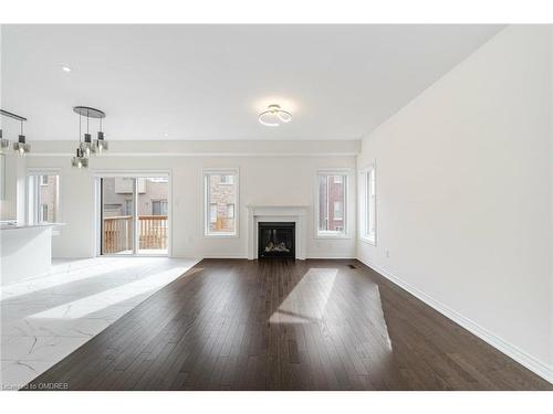 3906 Koenig Road, Burlington, ON - Indoor Photo Showing Living Room With Fireplace