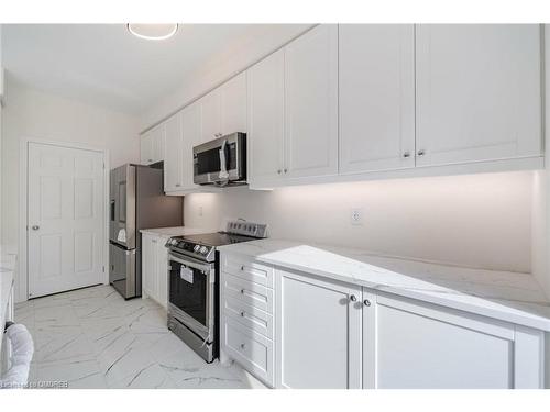 3906 Koenig Road, Burlington, ON - Indoor Photo Showing Kitchen With Upgraded Kitchen