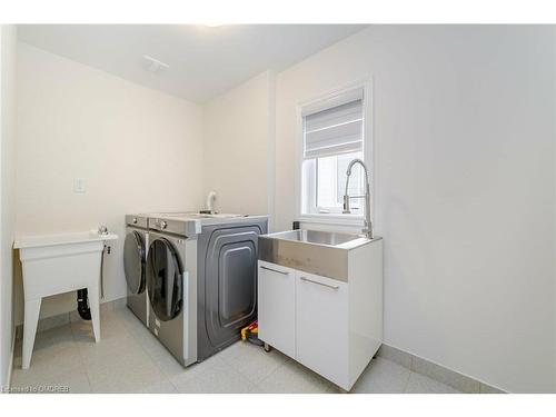 3906 Koenig Road, Burlington, ON - Indoor Photo Showing Laundry Room