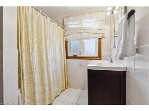 14 Pinto Court, Brantford, ON - Indoor Photo Showing Bathroom