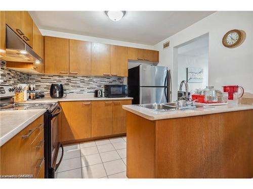 36 Chicory Crescent, St. Catharines, ON - Indoor Photo Showing Kitchen With Double Sink