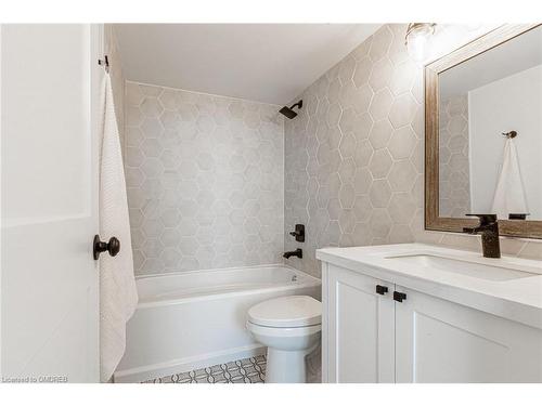 911-2365 Central Park Drive, Oakville, ON - Indoor Photo Showing Bathroom