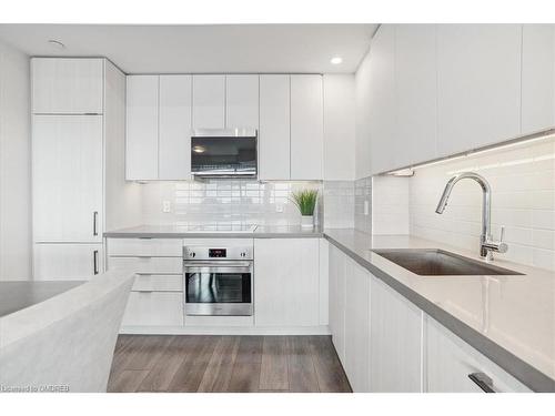 809-297 Oak Walk Drive, Oakville, ON - Indoor Photo Showing Kitchen With Upgraded Kitchen