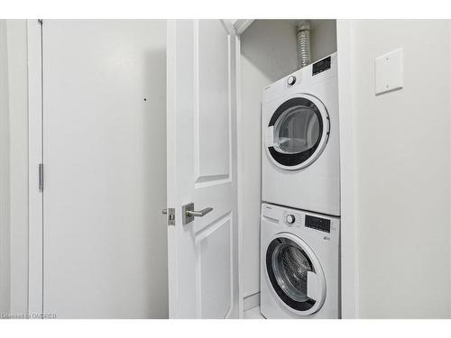 809-297 Oak Walk Drive, Oakville, ON - Indoor Photo Showing Laundry Room