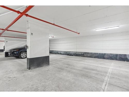 809-297 Oak Walk Drive, Oakville, ON - Indoor Photo Showing Garage