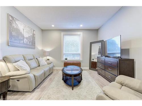 31 Dickson Street, Hamilton, ON - Indoor Photo Showing Living Room