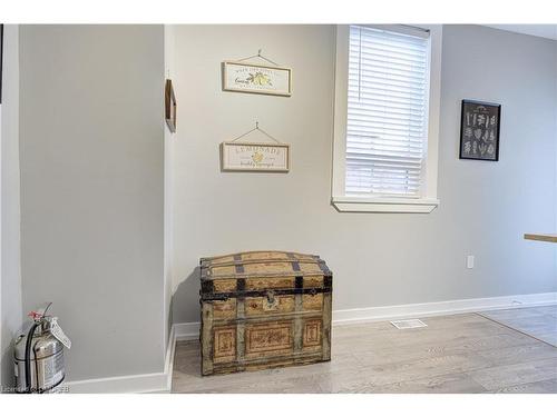 31 Dickson Street, Hamilton, ON - Indoor Photo Showing Kitchen