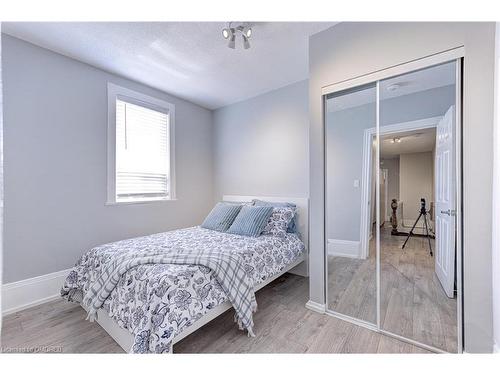 31 Dickson Street, Hamilton, ON - Indoor Photo Showing Bedroom