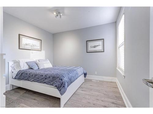 31 Dickson Street, Hamilton, ON - Indoor Photo Showing Bedroom