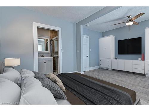 31 Dickson Street, Hamilton, ON - Indoor Photo Showing Bedroom