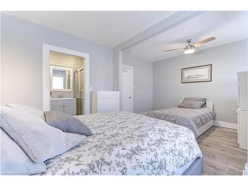 31 Dickson Street, Hamilton, ON - Indoor Photo Showing Bedroom