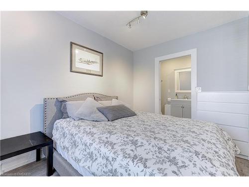 31 Dickson Street, Hamilton, ON - Indoor Photo Showing Bedroom