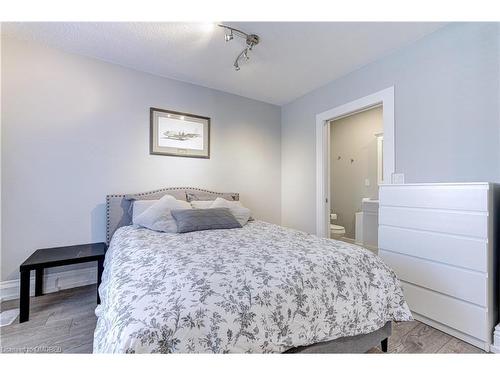 31 Dickson Street, Hamilton, ON - Indoor Photo Showing Bedroom