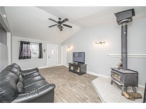 25 Sharpe Avenue, Welland, ON - Indoor Photo Showing Living Room