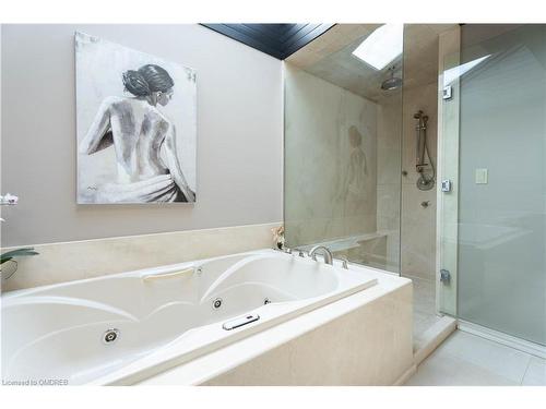 13 Connor Court, Hamilton, ON - Indoor Photo Showing Bathroom