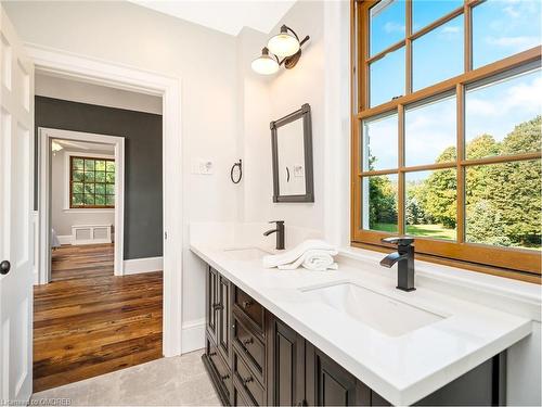 8163 10 Side Road, Halton Hills, ON - Indoor Photo Showing Bathroom