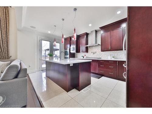 1841 Hindhead Road, Mississauga, ON - Indoor Photo Showing Kitchen With Upgraded Kitchen