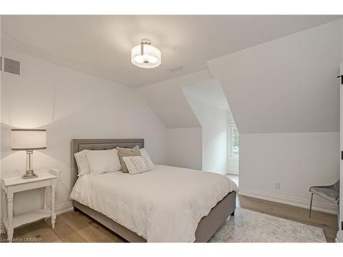 823 Partridge Drive, Burlington, ON - Indoor Photo Showing Bedroom
