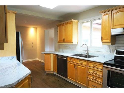 1071 Scott Avenue, Oakville, ON - Indoor Photo Showing Kitchen With Double Sink