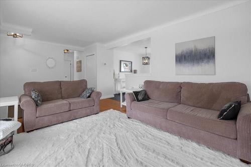 4 Parkdale Crescent, Fonthill, ON - Indoor Photo Showing Living Room