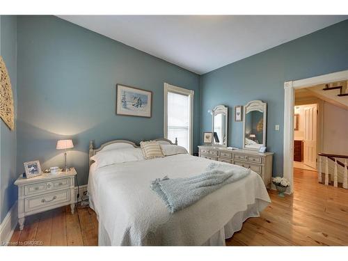 239 Main Street E, Grimsby, ON - Indoor Photo Showing Bedroom