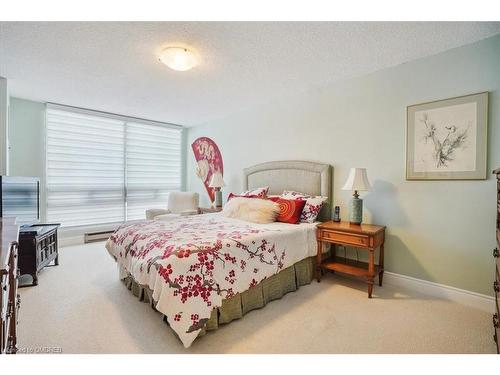 1704-2180 Marine Drive, Oakville, ON - Indoor Photo Showing Bedroom