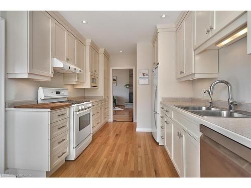 192 Niven Road, Niagara-On-The-Lake, ON - Indoor Photo Showing Kitchen With Double Sink