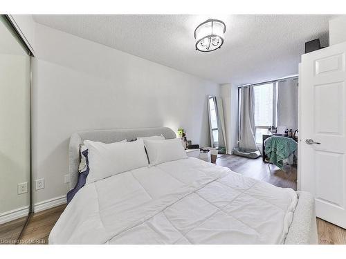 907-40 Scollard Street, Toronto, ON - Indoor Photo Showing Bedroom