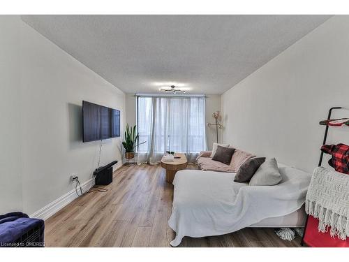 907-40 Scollard Street, Toronto, ON - Indoor Photo Showing Living Room