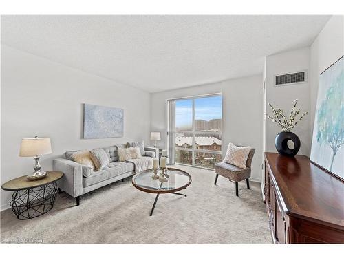 626-3 Ellesmere Street, Richmond Hill, ON - Indoor Photo Showing Living Room