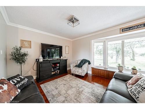 4487 Henderson Road, Milton, ON - Indoor Photo Showing Living Room