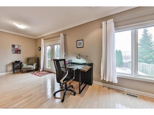 104 Garth Trails Crescent, Hamilton, ON - Indoor Photo Showing Living Room