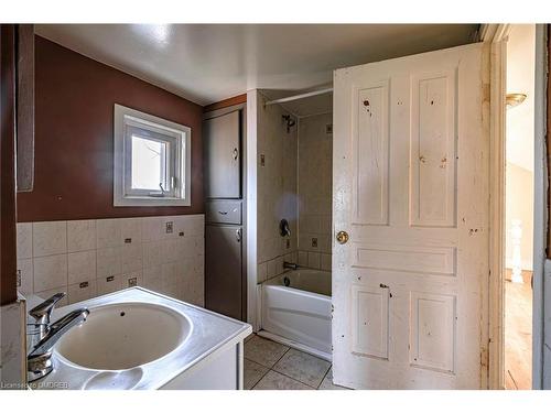 240 Butter Road W, Ancaster, ON - Indoor Photo Showing Bathroom