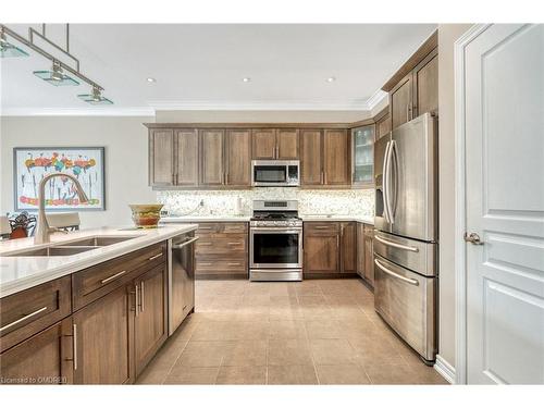 152 Echovalley Drive, Stoney Creek, ON - Indoor Photo Showing Kitchen With Double Sink