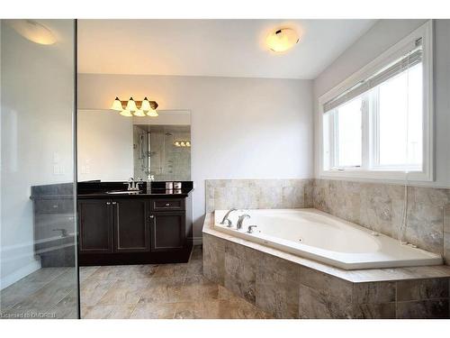 294 Pinehill Drive, Hamilton, ON - Indoor Photo Showing Bathroom